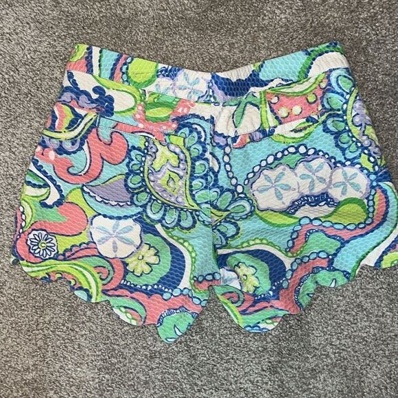 Lilly Pulitzer Scallop Edge Buttercup Shorts in Shellebrate! EUC. Size 4. - Picture 6 of 6